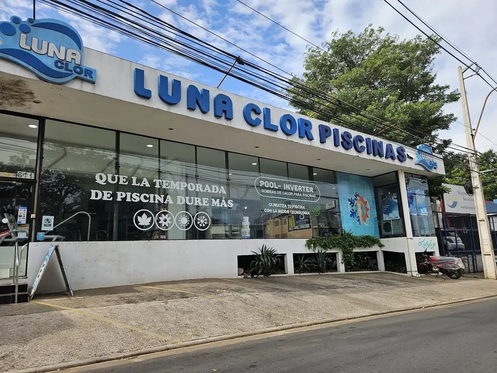 Frente del local de Lunaclor Piscinas sobre la Ruta Mcal. Estigarribia, San Lorenzo